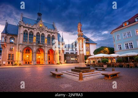 Erfurt, Allemagne. Image du paysage urbain de la vieille ville d'Erfurt, Thuringe, Allemagne avec l'hôtel de ville néo-gothique sur la place Fischmarkt au lever du soleil. Banque D'Images