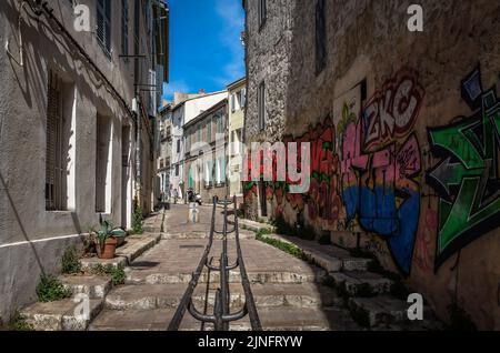 Marseille, France, mai 2022, vue sur une rue étroite avec des peintures murales dans le quartier du Panier Banque D'Images
