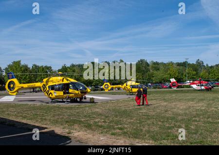 11 août 2022, Bavière, Günzburg: Des hélicoptères de sauvetage sont vus dans un champ près de Legoland. Au moins 34 personnes ont été blessées lors de l'accident sur une montagne à roulettes à Legoland à Günzburg, dans le Swabia, deux d'entre elles grièvement. Photo: Stefan Puchner/dpa Banque D'Images