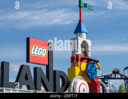 11 août 2022, Bavière, Günzburg: Un coaster à roulettes peut être vu à côté du logo à l'entrée de Legoland. Au moins 34 personnes ont été blessées lors de l'accident sur une montagne à roulettes à Legoland à Günzburg, dans le Swabia, deux d'entre elles grièvement. Photo: Stefan Puchner/dpa Banque D'Images