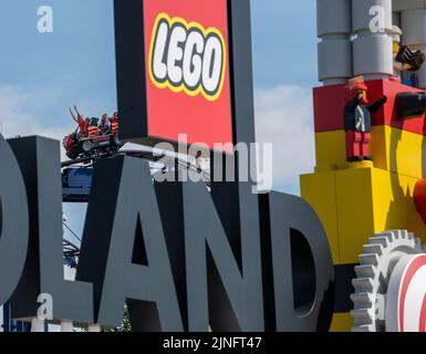 11 août 2022, Bavière, Günzburg: Un coaster à roulettes peut être vu à côté du logo à l'entrée de Legoland. Au moins 34 personnes ont été blessées lors de l'accident sur une montagne à roulettes à Legoland à Günzburg, dans le Swabia, deux d'entre elles grièvement. Photo: Stefan Puchner/dpa Banque D'Images