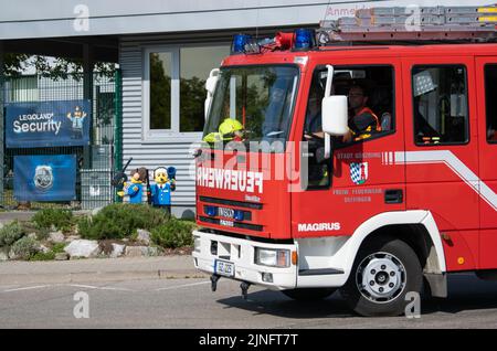 11 août 2022, Bavière, Günzburg: Un camion d'incendie passe devant l'entrée de Legoland. Au moins 34 personnes ont été blessées, dont deux grièvement, lors d'un accident sur une montagne à roulettes à Legoland à Günzburg, dans la Souabe. Photo: Stefan Puchner/dpa Banque D'Images