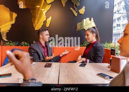 Groupe de gens multiraciaux de busness sont souriants et parlent Banque D'Images