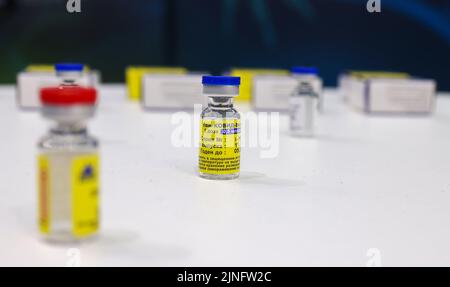 19 décembre 2021, Sotchi, Russie, ampoule avec une dose de vaccin contre le coronavirus Spoutnik V COVID-19 (Gam-COVID-Vac). Banque D'Images