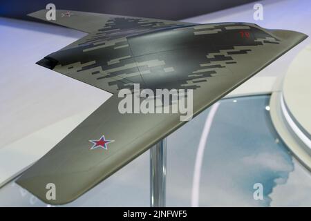 30 août 2019, région de Moscou, Russie. Une maquette de l'attaque russe lourde UAV (bombardier sans pilote) Sukhoi S-70 Okhotnik-B. Banque D'Images