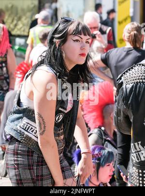 Blackpool, Lancashire, Royaume-Uni 6 août 2022 Une fille punk parmi des amis au Blackpool Rebellion Punk Festival. Banque D'Images