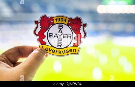 12 septembre 2021, Leverkusen, Allemagne l'emblème du club de football Bayer 04 Leverkusen devant le stade moderne. Banque D'Images