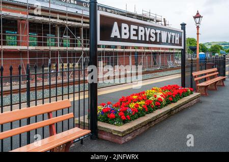 ABERYSTWYTH, PAYS DE GALLES, Royaume-Uni - 06 JUILLET 2022 : panneau de la gare d'Aberystwyth sur la plate-forme Banque D'Images