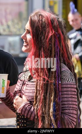 Blackpool, Lancashire, Royaume-Uni 6 août 2022 Une punk jeune fille avec de longs cheveux tressés colorés pendant le Blackpool Rebellion Punk Festival Banque D'Images