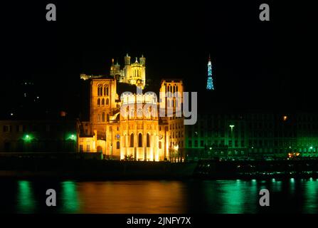 Lyon France la nuit - Cathédrale de Lyon surplombait la Basilique notre-Dame de Fourvière et la Tour métallique de Fourvière Banque D'Images