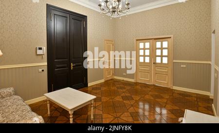 Une grande chambre élégante dans une maison avec de hauts plafonds un beau sol. Banque D'Images