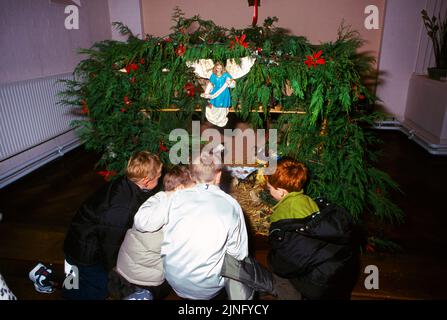 Église catholique St Cecilias Cheam enfants à la veille de Noël de Crib Banque D'Images