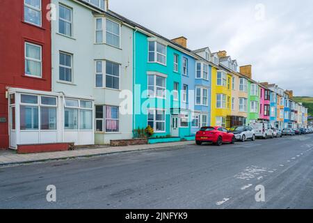 ABERYSTWYTH, PAYS DE GALLES, Royaume-Uni - 06 JUILLET 2022 : une rangée de maisons colorées à Aberystwyth Banque D'Images