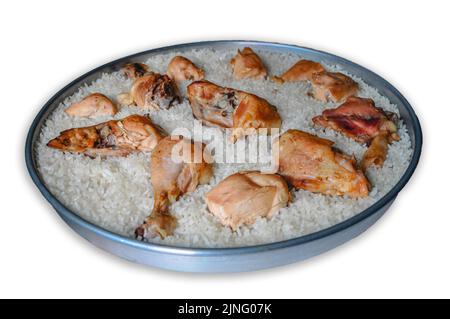 La nourriture traditionnelle des immigrants des Balkans 'poulet au riz' (turc : Tavuk Kapama, Tavuk Buryan) sur fond blanc. Cuisine ottomane Banque D'Images