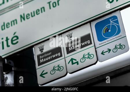 Berlin, Allemagne. 02nd févr. 2022. Les panneaux de direction indiquent le sentier du mur de Berlin, pris à Berlin, Allemagne, 02/02/2022. Credit: dpa/Alay Live News Banque D'Images