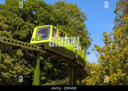 Monorail en voiture ouverte au National Motor Museum de Beaulieu, Southampton, Hampshire, Angleterre, Royaume-Uni, Août 2022 Banque D'Images