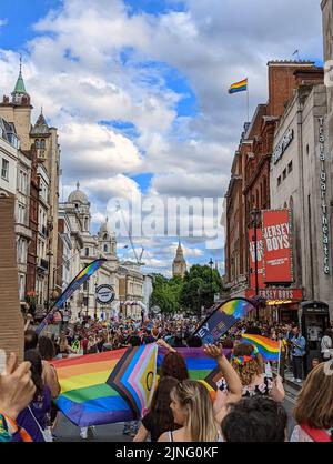 Vue sur la Big Ben Tower au London Pride Parade 2022 pendant que les gens marchent à travers Haymarket Banque D'Images