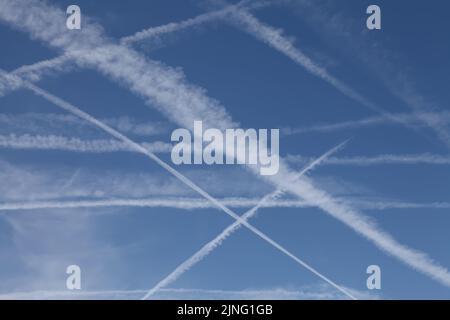 Chem Trails théorie de la conspiration, ligne d'avion sur ciel bleu, Langley Vale, Epsom, Surrey, Angleterre, Royaume-Uni, juillet 2022 Banque D'Images