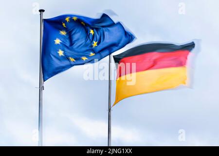 Berlin, Allemagne. 02nd févr. 2022. Les drapeaux de l'Allemagne et de l'Union européenne, pris à Berlin, 2 février 2022. Credit: dpa/Alay Live News Banque D'Images