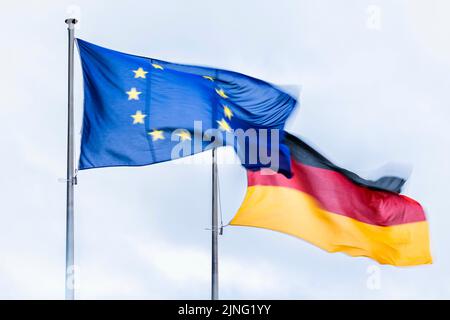 Berlin, Allemagne. 02nd févr. 2022. Les drapeaux de l'Allemagne et de l'Union européenne, pris à Berlin, 2 février 2022. Credit: dpa/Alay Live News Banque D'Images