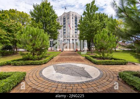 Parc de poche avec une carte du comté de Spartanburg imprimée sur le trottoir, vue du Montgomery Building, Caroline du Sud, États-Unis Banque D'Images