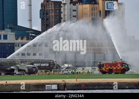 La première visite de type à l'aéroport de London City a été l'avion Embraer E195 E2 PR-ZIQ pour entreprendre des essais d'approche et de stationnement. Banque D'Images