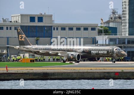 La première visite de type à l'aéroport de London City a été l'avion Embraer E195 E2 PR-ZIQ pour entreprendre des essais d'approche et de stationnement. Banque D'Images