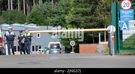 11 août 2022, Bavière, Günzburg: Des policiers marchent à l'entrée des fournisseurs à Legoland Allemagne. Un accident sur une montagne à roulettes à Legoland à Günzburg, dans la Souabe, a fait 31 blessés, dont l'un grièvement. Photo: Stefan Puchner/dpa Banque D'Images
