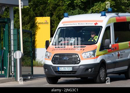 11 août 2022, Bavière, Günzburg: Une ambulance passe devant l'entrée de Legoland Allemagne. 31 personnes ont été blessées lors d'un accident sur une montagne à roulettes à Legoland à Günzburg, en Souabe, l'une d'entre elles grièvement. Photo: Stefan Puchner/dpa Banque D'Images