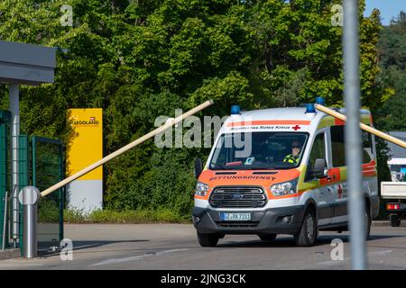 11 août 2022, Bavière, Günzburg: Une ambulance passe devant l'entrée de Legoland Allemagne. 31 personnes ont été blessées lors d'un accident sur une montagne à roulettes à Legoland à Günzburg, en Souabe, l'une d'entre elles grièvement. Photo: Stefan Puchner/dpa Banque D'Images