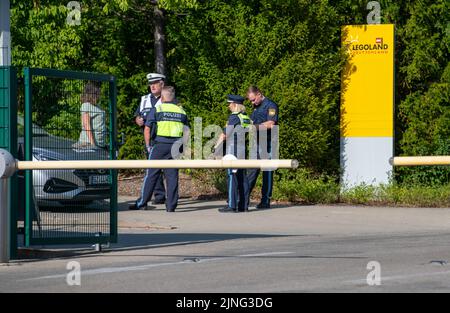 11 août 2022, Bavière, Günzburg: Policiers à l'entrée des fournisseurs de Legoland Allemagne. Lors d'un accident sur une montagne à roulettes à Legoland, dans la ville souabe de Günzburg, 31 personnes ont été blessées, dont une grièvement. Photo: Stefan Puchner/dpa Banque D'Images