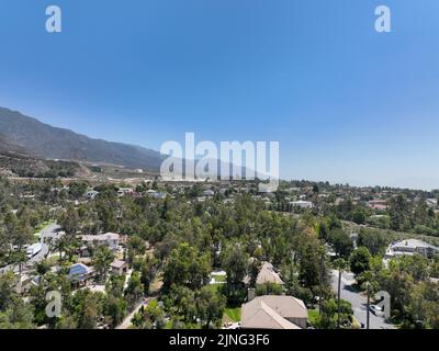 Vue aérienne de la riche communauté et chaîne de montagnes d'Alta Loma, Rancho Cucamonga, Californie, États-Unis Banque D'Images