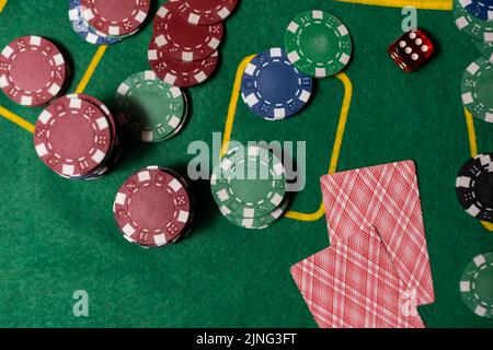 Table Black Jack avec cartes et jetons Banque D'Images