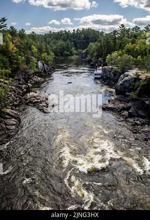 Rapides sur la rivière Sainte-Croix et le bateau à aubes Taylors Falls Princess amarré le long du rivage. Banque D'Images