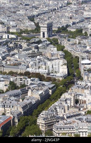 L'Arc de Triomphe de l'étoile - vue générale des célèbres monuments parisiens depuis le sommet de la Tour Eiffel à Paris, France sur 9 août 2022. Photo de Charles Guerin/ABACAPRESS.COM Banque D'Images