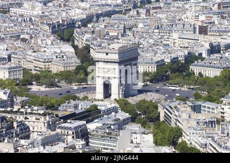 L'Arc de Triomphe de l'étoile - vue générale des célèbres monuments parisiens depuis le sommet de la Tour Eiffel à Paris, France sur 9 août 2022. Photo de Charles Guerin/ABACAPRESS.COM Banque D'Images