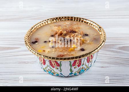 Dessert turc traditionnel appelé « Aşure » également connu sous le nom d'Ahura, d'Asure ou d'Ashure ou de Noahs Pudding. Repas de grande qualité avec fruits secs, noix et pomegrana Banque D'Images