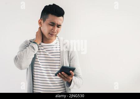 Jeune homme mécontent des chiffres sur la calculatrice Banque D'Images