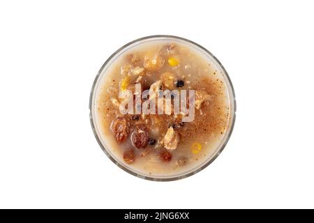 Dessert turc traditionnel appelé « Aşure » également connu sous le nom d'Ahura, d'Asure ou d'Ashure ou de Noahs Pudding. Repas de grande qualité avec fruits secs, noix et pomegrana Banque D'Images