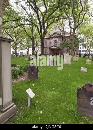 St. Paul's Chapel, Manhattan, New York, États-Unis. Vue arrière de la chapelle, montrant le cimetière avec de vieilles pierres à tête Banque D'Images