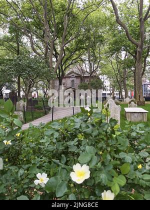 St. Paul's Chapel, Manhattan, New York, États-Unis. Vue arrière de la chapelle, montrant le cimetière avec de vieilles pierres à tête Banque D'Images