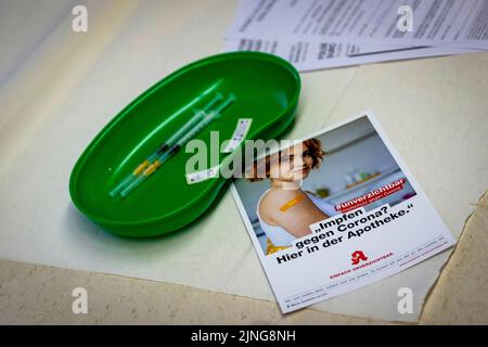 Düsseldorf, Allemagne. 07th févr. 2022. Les seringues, qui sont remplies avec le vaccin Comirnaty BioNTech/Pfizer Covid-19, se trouvent dans un bol à côté des brochures annonçant la possibilité d'être vaccinées dans les pharmacies, dans une pharmacie à Düsseldorf, Allemagne, le 07 février 2022. Credit: dpa/Alay Live News Banque D'Images