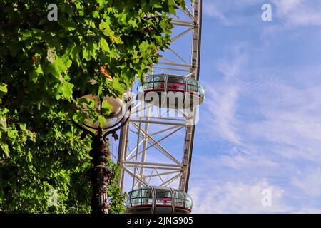 Une vue sur le London Eye sous un ciel bleu ciel nuageux célèbre attraction touristique sur la Tamise à Londres. 17 juillet 2022 Banque D'Images