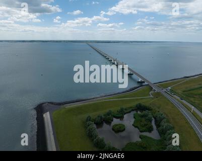 Pont de Zeelandbridge à l'infini dans la vue aérienne de drone de distance. Partie de Delta fonctionne. Infrastructure néerlandaise holland Zeeland. Livraison du transport Banque D'Images