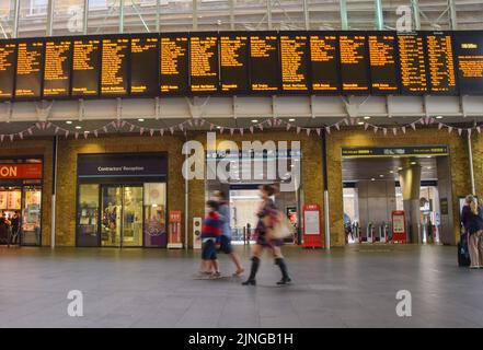 Gare de King's Cross, hall principal avec informations sur le train. Londres, Royaume-Uni, 27th juillet 2022. Banque D'Images