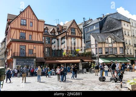 Touristes explorant la vieille ville médiévale de Rouen en Normandie Banque D'Images