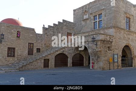 Bâtiment, place centrale, la vieille ville de Rhodes. Hippocrate Square, Sokratous Street, Rhodes, îles Dodécanèse, Grèce Banque D'Images