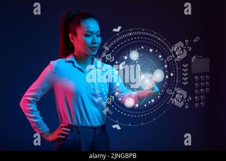 Belle femme d'affaires vietnamienne utilisant l'interface moderne Banque D'Images