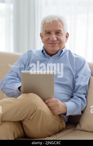 Portrait d'un homme âgé heureux avec une tablette Banque D'Images