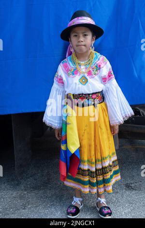 Un très mignon jeune équatorien américain dans les vêtements traditionnels fille pose pour une photo avant l'Equateur Parade NYC 2022 à Jackson Heights, Queens, New. Banque D'Images